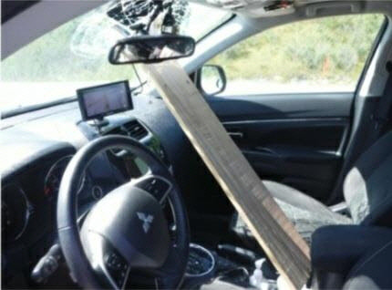 미국 고속도로에서 앞서 달리던 트럭에서 날아온 널빤지가 뒤따르던 승용차 앞유리를 뚫고 들어갔다. [오하이오 고속도로 순찰대 트위터]